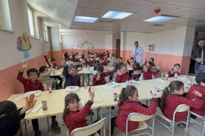 Tatvan Mesleki Eğitim Merkezi, köy okulu öğrencilerinin yüzünü güldürdü