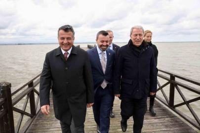 TBMM Milli Savunma Komisyonu Başkanı Akar, Kızılırmak Deltası Kuş Cenneti’ni gezdi
