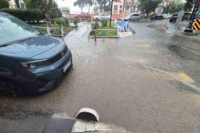 Tekirdağ’da 10 dakikalık sağanak yolları dereye çevirdi