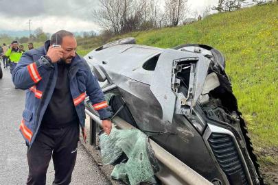 TEM Otoyolu’nda kontrolden çıkan otomobil bariyerlere çarptı: 1 ağır yaralı