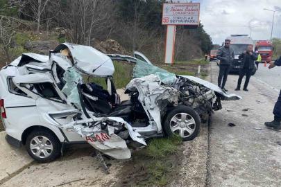 Tıra çarpan hafif ticari araç hurda yığınına döndü: 2 yaralı