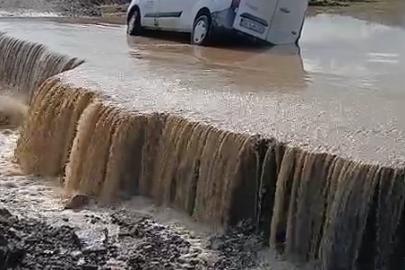 Tokat’ta Kelkit Çayı taştı, araç çöken yolda mahsur kaldı