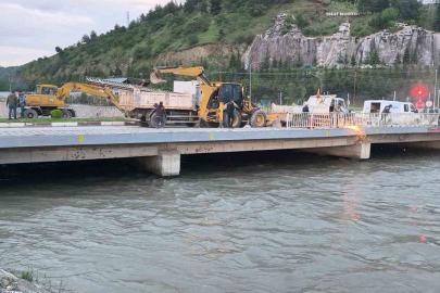 Tokat’ta Yeşilırmak’ın taşması sonucu şehir için taşkın riski oluşturan Çedaş Köprüsü’nün yıkımı için Tokat Belediyesi ekipleri tarafından çalışma başlatıldı.