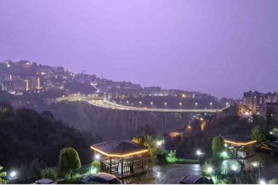 Trabzon’da yağmurla birlikte çakan şimşekler gökyüzünü aydınlattı