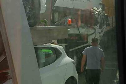 Trafik ışıklarında duramayan tır, otomobil yüklü tıra çarptı: 1 yaralı