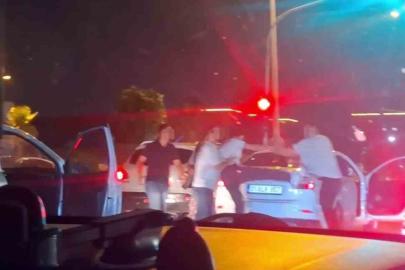 Trafikte yaşanan tekmeli, yumruklu kavgayı ayırmaya çalışan kadının zor anları kamerada