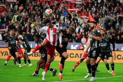 Trendyol Süper Lig: Antalyaspor: 0 - Corendon Alanyaspor: 0 (İlk yarı)
