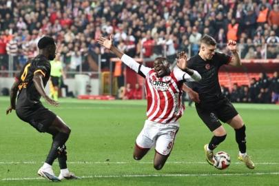 Trendyol Süper Lig: Samsunspor: 1 - Galatasaray: 1 (İlk yarı)