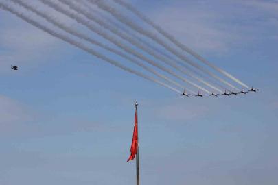 Türk Yıldızları ve SOLOTÜRK’ten Samsun semalarında nefes kesen gösteri