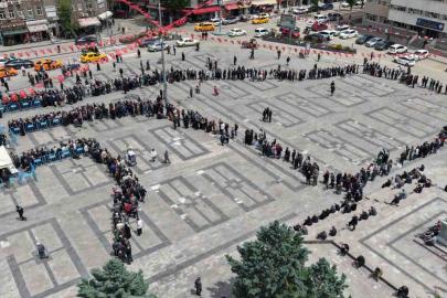 Ücretsiz olduğunu duyan koştu, saatler öncesinden sıraya girdiler: Fide kuyruğu havadan görüntülendi