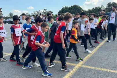 Ümraniye’de genç sporcular kros parkurunda yarıştı