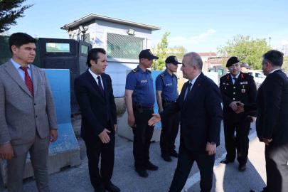 Vali Hatipoğlu, görevi başındaki personellerle bayramlaştı
