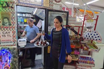 Yaklaşık 3 metrekarelik iş yerini sanat eseri niteliğinde bir mekâna dönüştürdü