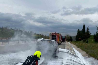 Yanan araca itfaiye müdahale etti