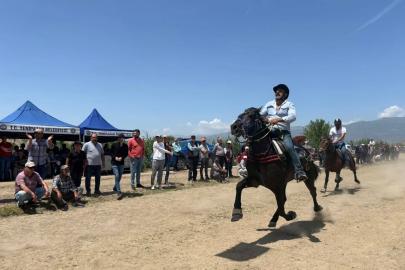 Yenipazar’da rahvan atlar kıyasıya yarıştı