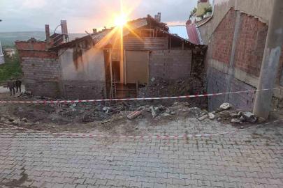 Yıkılan metruk evde oynayan çocuklar kurtuluş savaşına ait olduğu değerlendirilen el bombası buldu