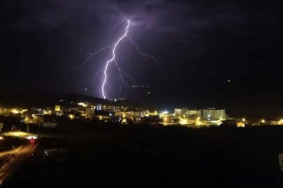 Yıldırım elektrik ve internet hatlarına zarar verdi