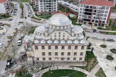 Yıldırımın minaresini yıktığı cami havadan görüntülendi