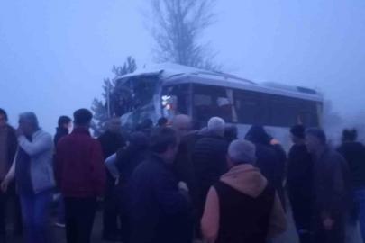 Yolcu midibüsü ile yakıt yüklü tır çarpıştı: 3 yaralı