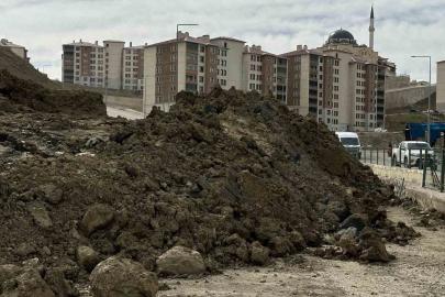Yüksekova’da heyelan ulaşımı aksatıyor: Pizok yolunda ulaşım 1 aydır tek şeritten sağlanıyor