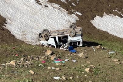 Yüksekova’da pancar işçilerini taşıyan minibüs uçuruma yuvarlandı: 1 ölü, 7 yaralı