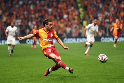 Yunus Akgün, Galatasaray ile ligde 100. maçına çıktı