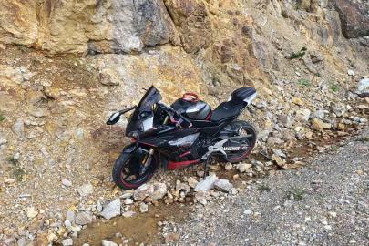 Zigana’da feci kaza: Bariyerlere çarpan motosikletten savrulan 2 genç uçuruma düştü