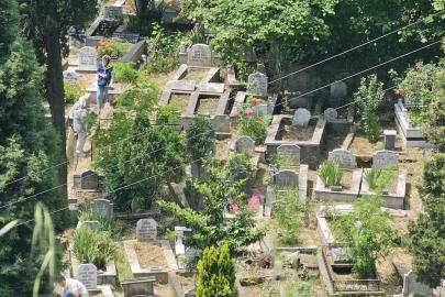 Zonguldak’ta arefe günü mezarlıkta ziyaretçi yoğunluğu