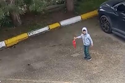 5 yaşındaki çocuk yerde gördüğü Türk bayrağını koşarak kaldırdı
