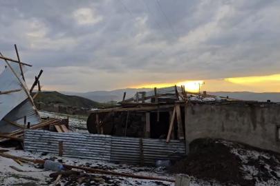 Ağrı’da dolu ve şiddetli rüzgar bir evin çatısını uçurdu