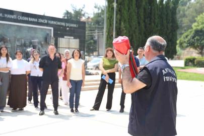 Aksu Belediyesi’nde personele yangın eğitimi ve tatbikatı