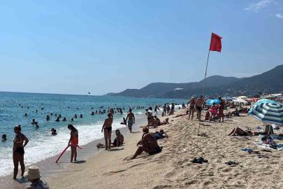Alanya’da hava 32, deniz 26 dereceyi gördü, turistler sahillere akın etti