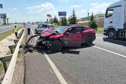 Ankara-Eskişehir kara yolunda 3 aracın karıştığı trafik kazası