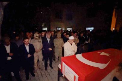 Ankara’dan getirilen gazi Mirza Keskin’in naaşı, Yüksekova’da düzenlenen törenle toprağa verildi