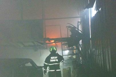 Antakya’da iş yeri alevlere teslim oldu