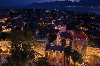 Antalya’nın tarihi kapısı aydınlatıldı