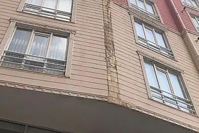 Apartmanın dış cephe kaplaması otomobilin üzerine düştü