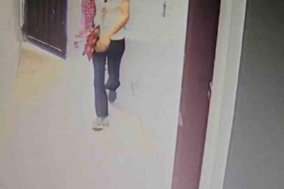 Apartmanın giriş kapısını zorlayan iki şüpheli kamerada