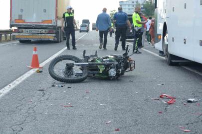 Arızalanan otobüse çarpan motosiklet sürücüsü, otomobilin çarpması sonucu can verdi