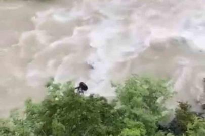 Artvin’de bir otomobil Çoruh Nehri’ne düştü; baba ile oğlu aranıyor