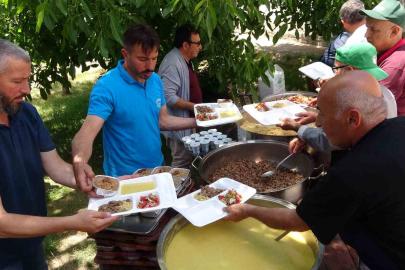 Aşure birliğe sebep oldu, onlarca kişi sofrada buluştu