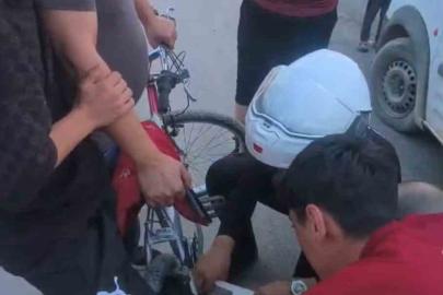 Ayağı bisiklete sıkışan çocuğun yardımına Yunus polisleri yetişti