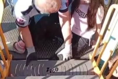 Ayağı parktaki oyun grubuna sıkışan çocuğu itfaiye kurtardı