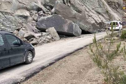 Ayancık’ta heyelan: Köy yolu trafiğe kapatıldı
