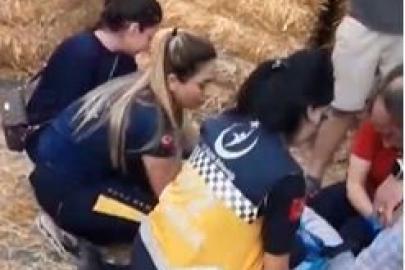 Aydın’da ilginç kaza: Traktörün römorkundan yol kenarındaki adamın üzerine balya düştü
