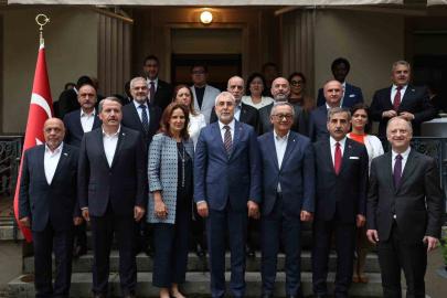 Bakan Işıkhan, işçi ve işveren temsilcileriyle Cenevre’de bir araya geldi