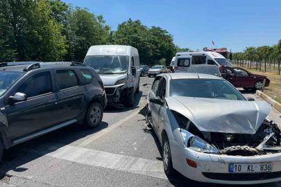 Balıkesir’de 6 araç zincirleme kaza yaptı; 2 yaralı