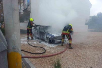 Balıkesir’de park halindeki otomobil yangını korkuttu