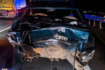 Bankette duran otomobile çarpan araç hurdaya döndü: 6 yaralı