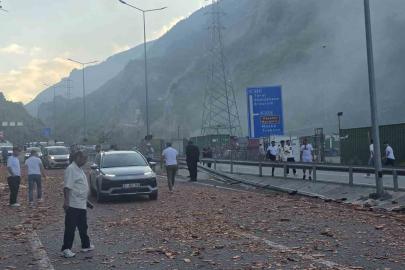 Bariyerlere çarpan kiremit yüklü tırda yangın çıktı